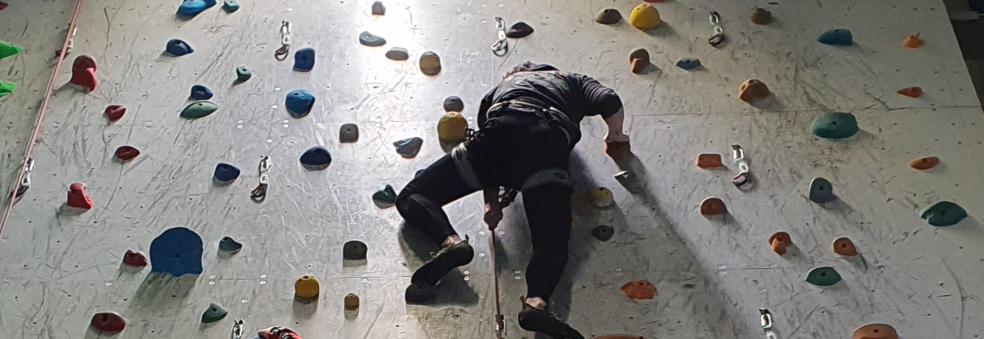 Klatretrening i Sandslihallen